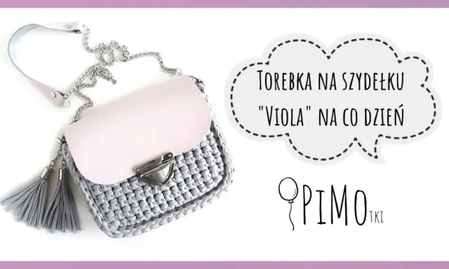 Szara torebka na szydełku z różową klapką i frędzlami. Wzory na torebki ze sznurka.