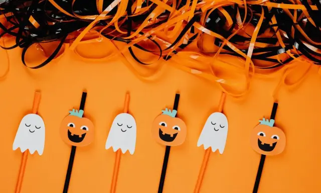 Słomki z dyniami i duchami – idealne, by pokazać, jak zrobić ozdoby na Halloween.