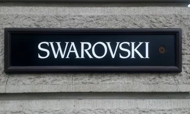 Tablica z napisem SWAROVSKI, symbolizująca luksus i precyzję, przypomina o austriackich korzeniach marki.