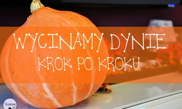 Pomarańczowa dynia gotowa do drążenia. Napis "WycinaMY dynie krok po kroku" zapowiada jesienne zabawy.