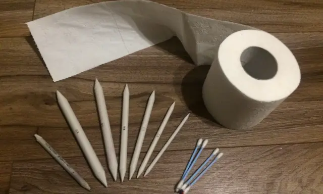 Zestaw narzędzi do rozcierania: wiszer, rolka papieru, patyczki kosmetyczne i grafit.