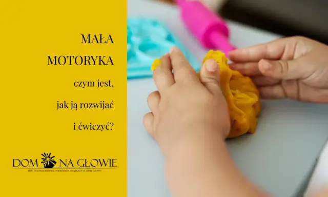 Dziecko bawi się masą plastyczną, rozwijając motorykę małą. Zabawy paluszkami to świetne ćwiczenia.