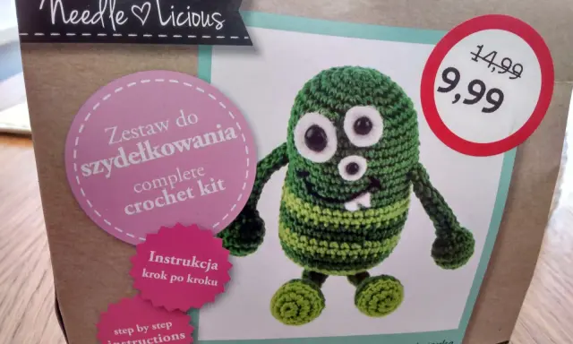 Zestaw do szydełkowania "Needlelicious" zawiera wszystko, co jest potrzebne do stworzenia własnego zielonego potworka.