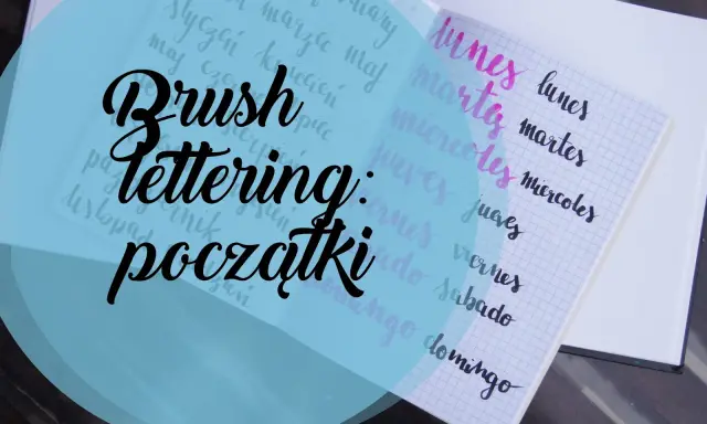 Pismo kaligraficzne "Brush Lettering: początki" na kratkowanym zeszycie, obok dni tygodnia po hiszpańsku.