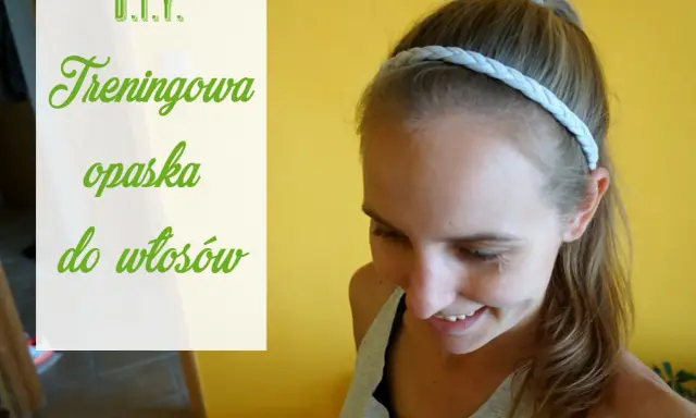 Jak zrobić opaskę na włosy? Uśmiechnięta dziewczyna prezentuje gotową, plecioną opaskę treningową.