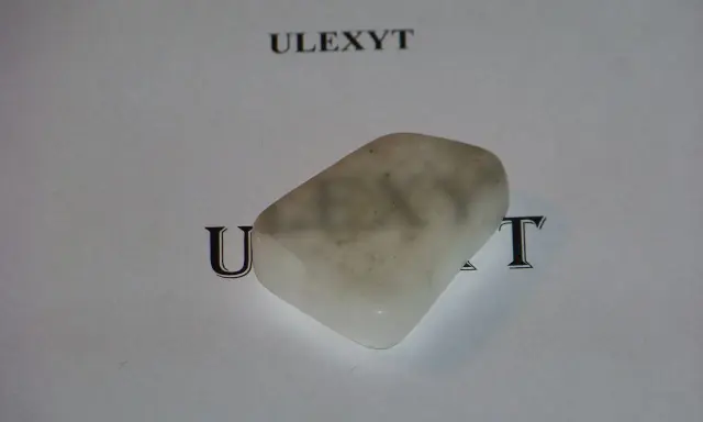 Ulexyt – biały, mleczny kamień z szarymi wtrąceniami. Poznaj jego niezwykłe uleksyt właściwości.