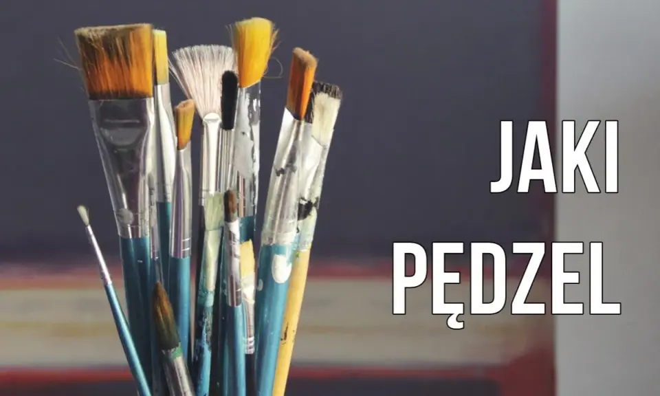 Pęk pędzli malarskich różnych rozmiarów i kształtów na ciemnym tle.