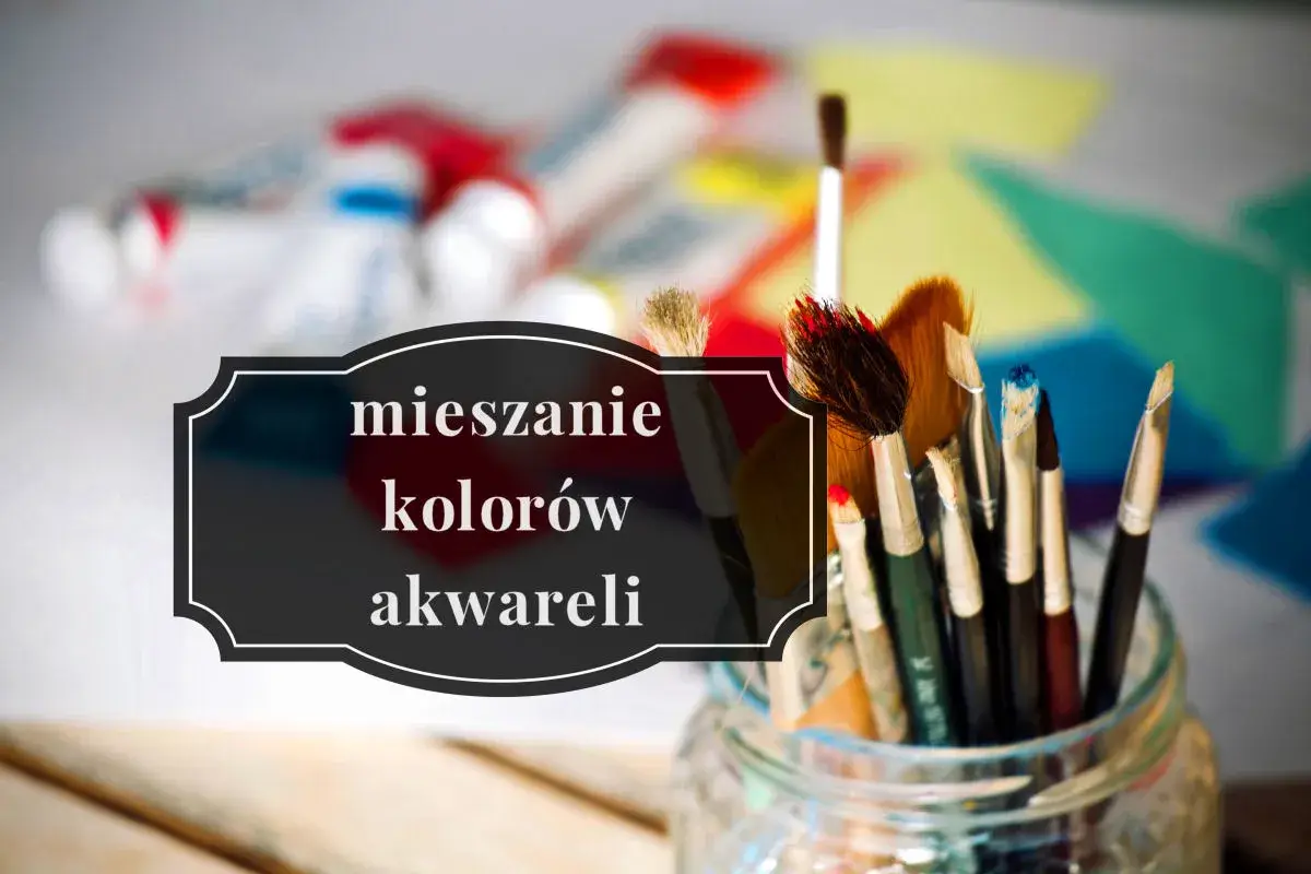 Pędzelki do malowania czekają na mieszanie kolorów akwareli. W tle tubki z farbami i kolorowe płótno.