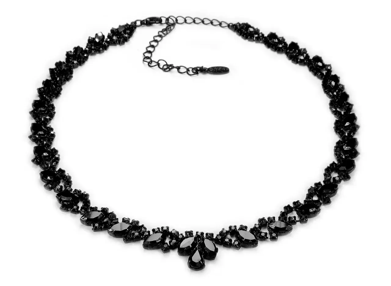 Czarny, błyszczący naszyjnik przy szyi, ozdobiony kryształkami, wygląda jak elegancki choker.