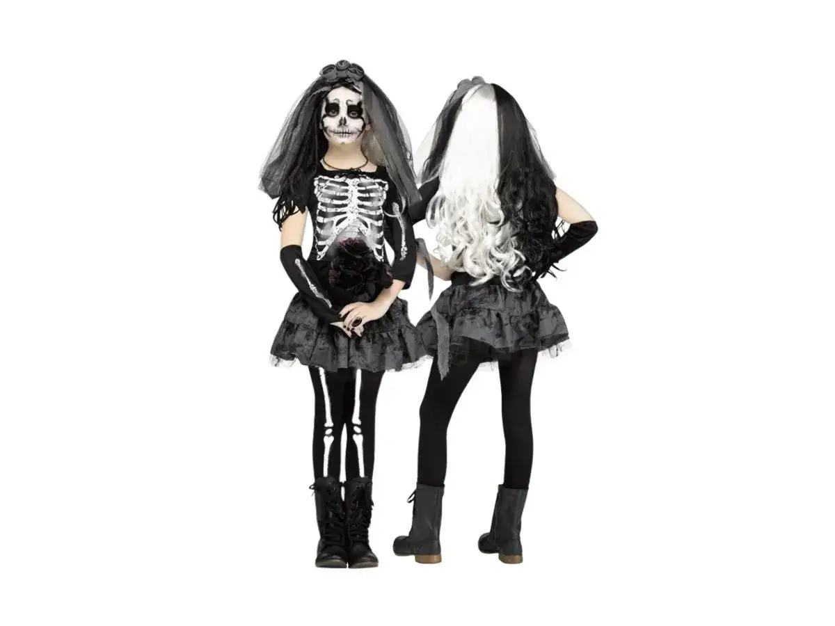 Dwie dziewczynki w przerażających kostiumach szkieletów, idealny pomysł na kostium halloween. Jedna z welonem, druga z dwukolorowymi włosami.