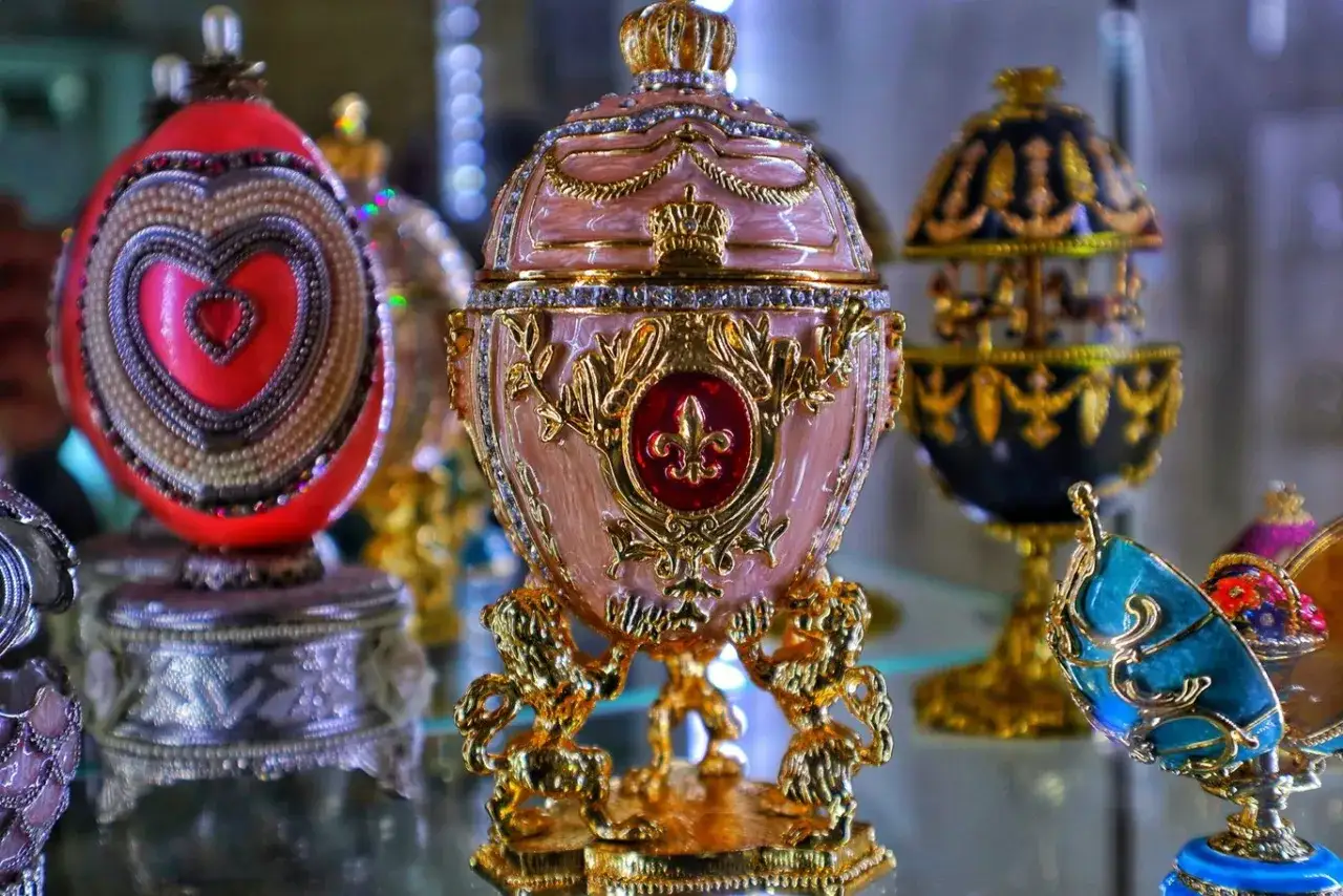 Zaginione jajka Fabergé, ozdobione złotem i klejnotami, czekają na odkrycie.