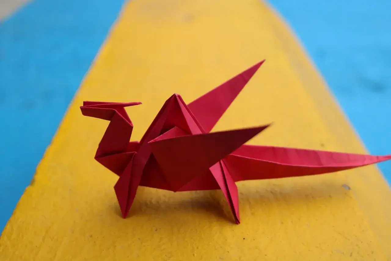 Czerwony ptak z papieru, idealny na origami dla początkujących.