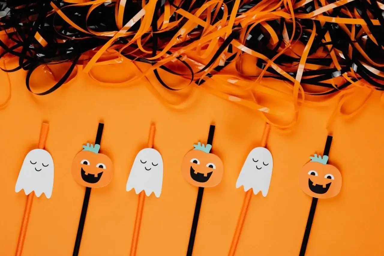 Słomki z dyniami i duchami – idealne, by pokazać, jak zrobić ozdoby na Halloween.