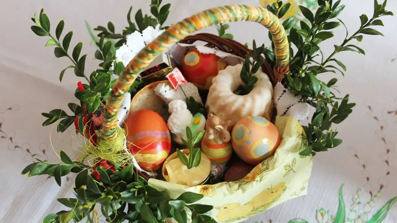 Wielkanocny koszyczek: pisanki, babka, kiełbasa, baranek i zieleń. Inspiracja, jak zrobić koszyczek wielkanocny.