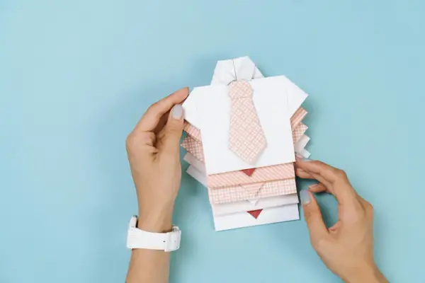 Stosik papierowych koszul z krawatami, idealny na prezent. Proste origami dla początkujących.
