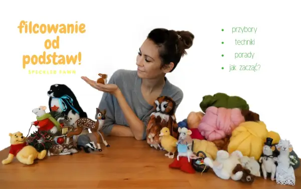 Kobieta prezentuje swoje urocze figurki z filcu, wykonane techniką filcowania na sucho. Wśród nich są zwierzątka i postacie.