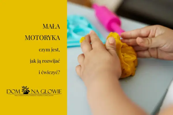 Dziecko bawi się masą plastyczną, rozwijając motorykę małą. Zabawy paluszkami to świetne ćwiczenia.