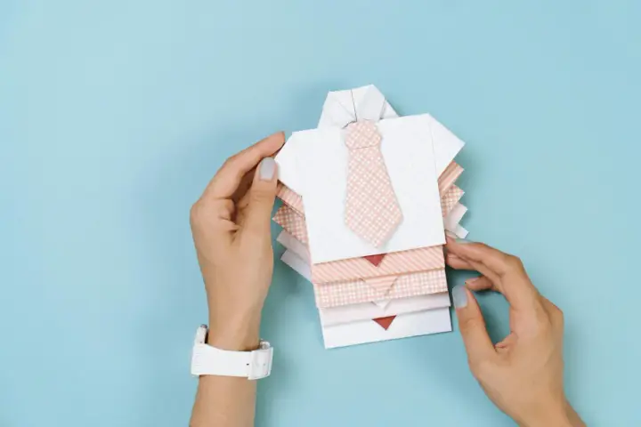 Stosik papierowych koszul z krawatami, idealny na prezent. Proste origami dla początkujących.